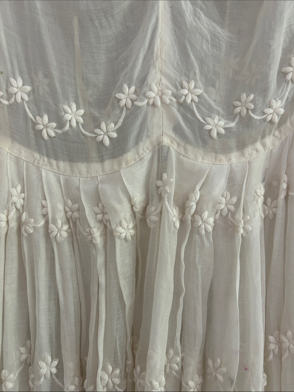 Gorgeous Vintage Ivory Embroidered Midi Dress with Floral Detail - Picture 3 of 9